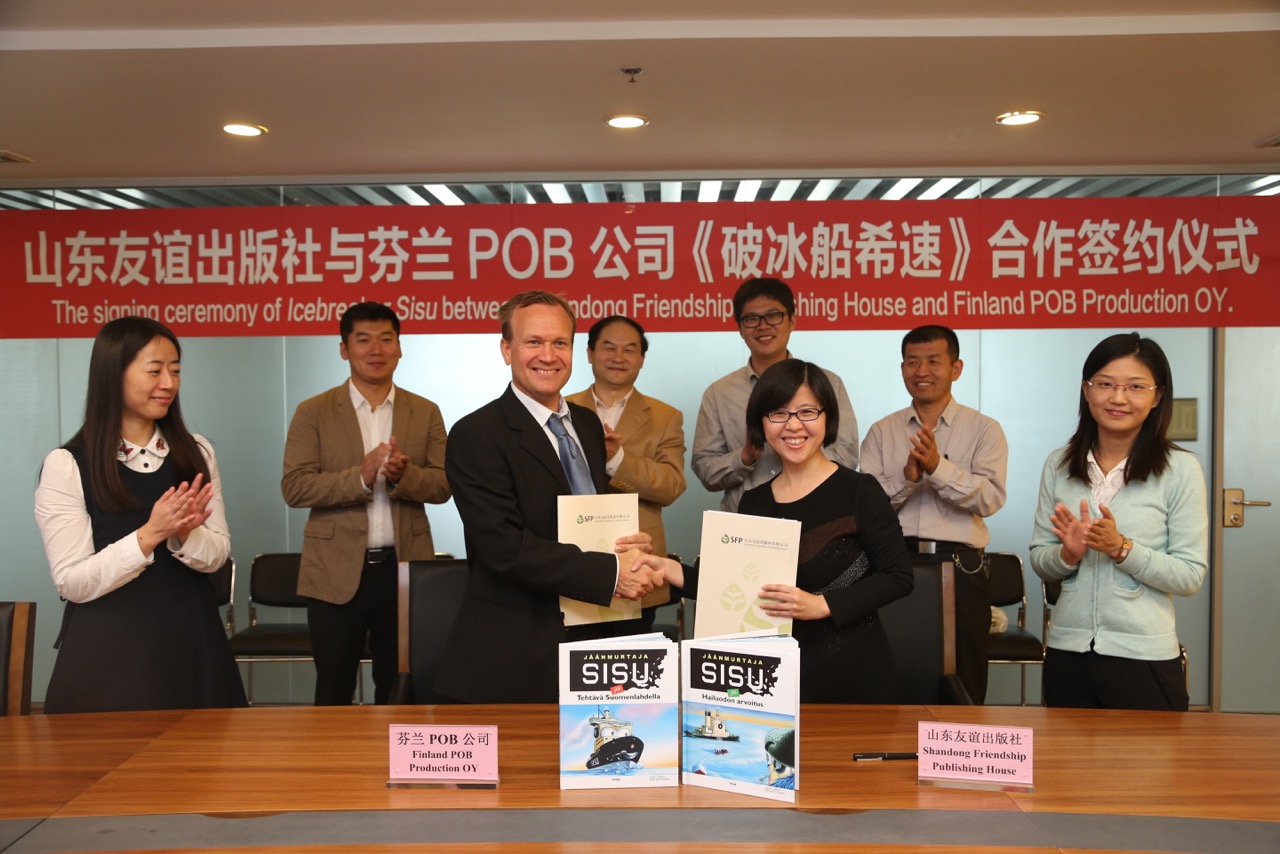 Kiinan Jinangissa allekirjoitettiin marraskuussa POB:n ja Shangdong Friendship Publishing Housen välillä julkaisusopimus Jäänmurtaja Sisu -lastenkirjasarjasta. Teemu Leppälä kättelee agenttia sopimuksen kunniaksi.