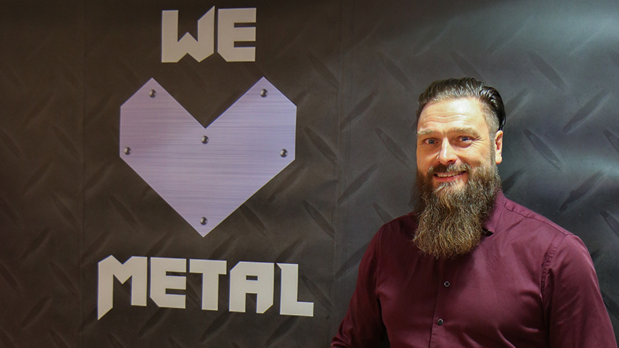 Vasemmalla We love metal -kampanjan logo ja oikealla Sähkö-Rantek Oy:n toimitusjohtaja Juha-Matti Rantapää.